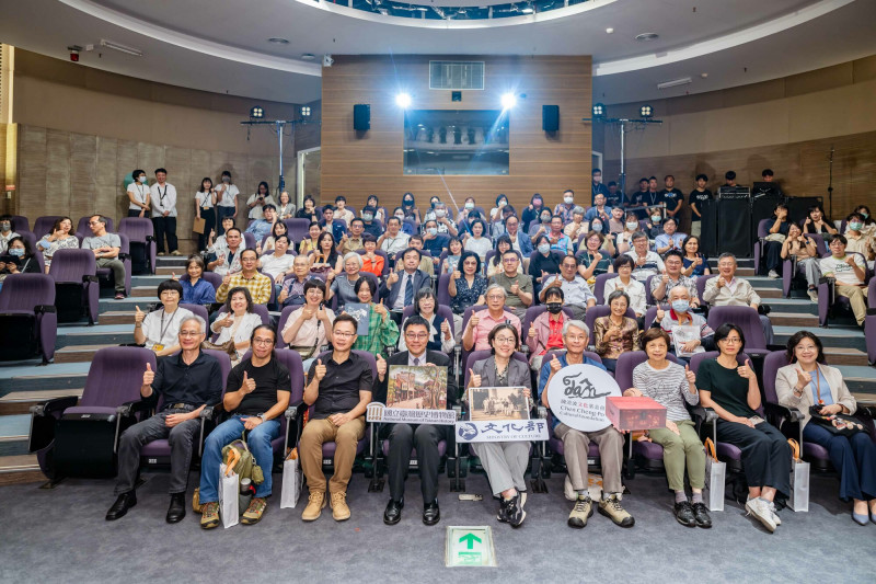 國立台灣歷史博物館推出「寫生的故事：張捷、陳澄波與其時代風景」特展，今日開幕，出席貴賓全體合影。（台史博提供）