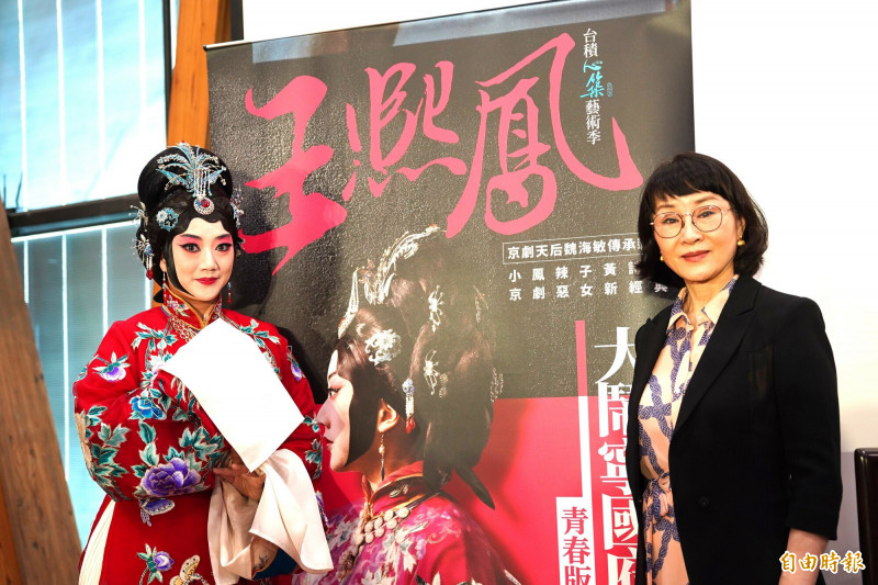 2025台積心築藝術季今年為大新竹的戲迷帶來國光劇團的「《王熙鳳大鬧寧國府》青春版」這齣好戲，由演了20幾年王熙鳳的京劇天后魏海敏（右）交棒，給長年演她對手「尤二姐」的嫡傳弟子黃詩雅（左）「上位」擔綱王熙鳳一角。（記者黃美珠攝）
