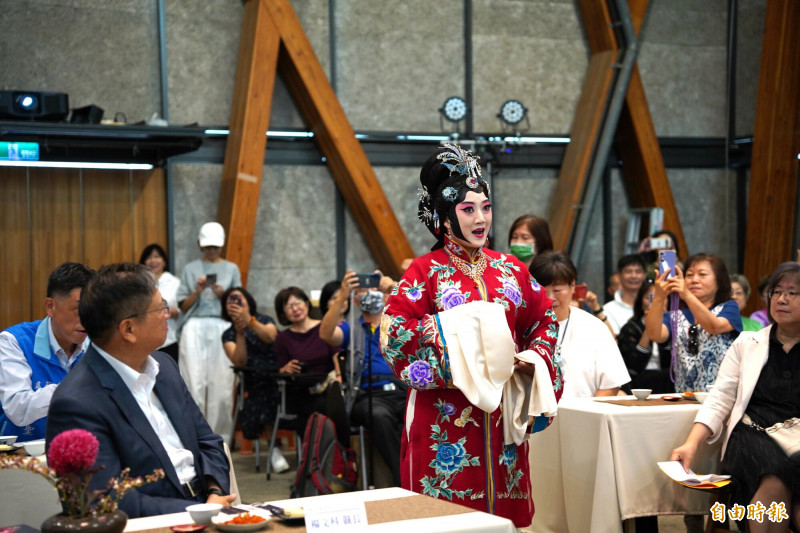 婚姻美滿的3寶媽黃詩雅，今年將接棒恩師魏海敏，詮釋在中國傳統婚姻中狠辣求生的王熙鳳，備受各界期待。（記者黃美珠攝）