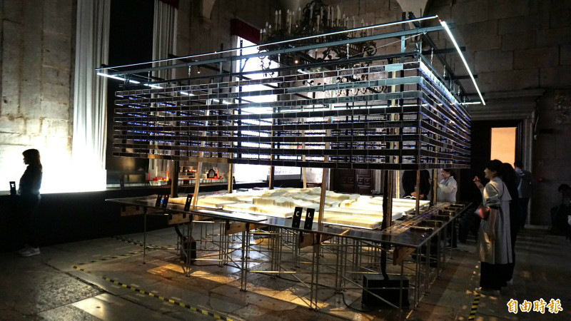 威尼斯建築雙年展台灣館核心作品〈科技島〉以E Ink電子紙構成。（記者董柏廷攝）