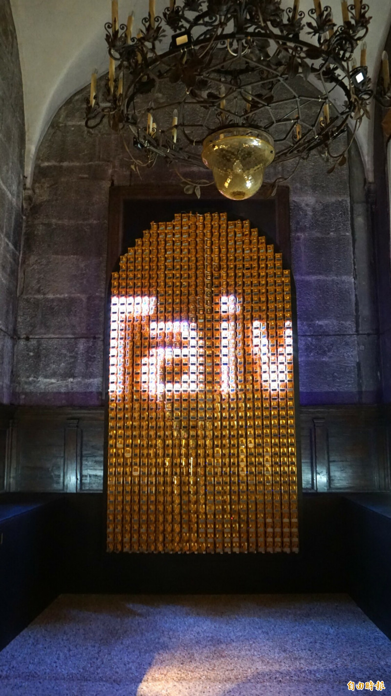 威雙建築展台灣館亮點作品之一〈光明燈牆〉，由900盞光明燈組成，正面透過科技程式產生明滅效果，輪播Taiwan字樣與台灣意象圖騰，象徵科技與信仰的共構的島國文化。（記董柏廷攝）