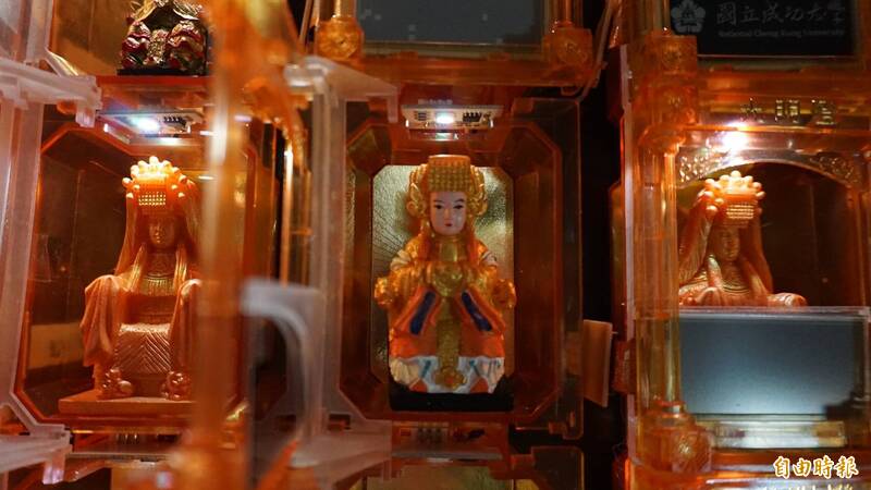 〈光明燈牆〉正面為900盞媽祖光明燈，其中有25尊媽祖像是由台灣媽祖聯誼會提供，是實際在廟宇光明燈牆中安座的媽祖像。（記者董柏廷攝）