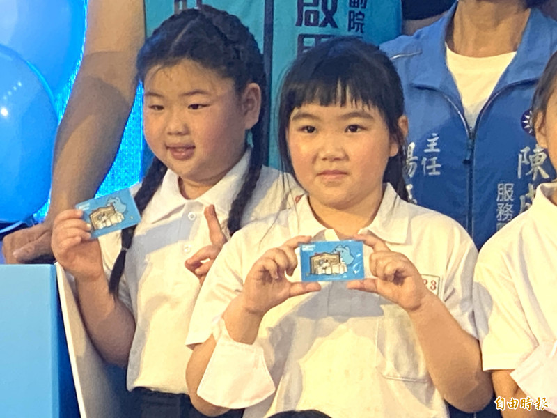 學童拿證高呼「咖波」很會撒嬌。（記者黃旭磊攝）