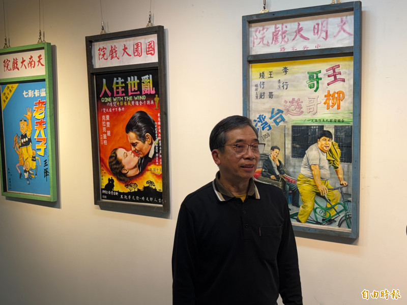 手繪電影看板大師李國明不只描繪電影海報，更對電影內容如數家珍。（記者陳奕劭攝）