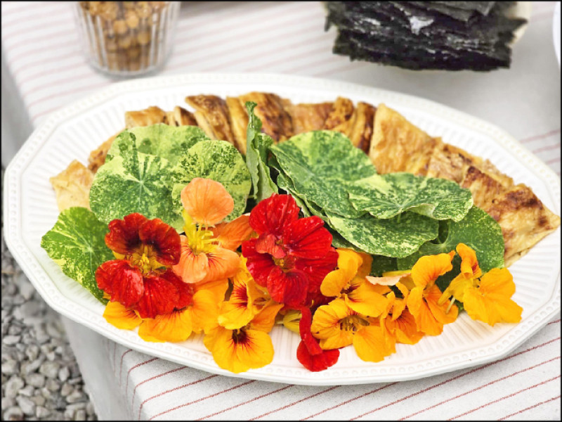 金蓮花、葉搭配豆皮，淡淡的芥末氣息在嘴裡漾開。