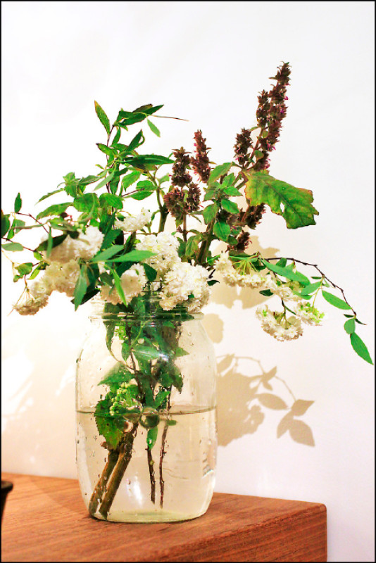 插花過程，是日常裡的花草靜心儀式。