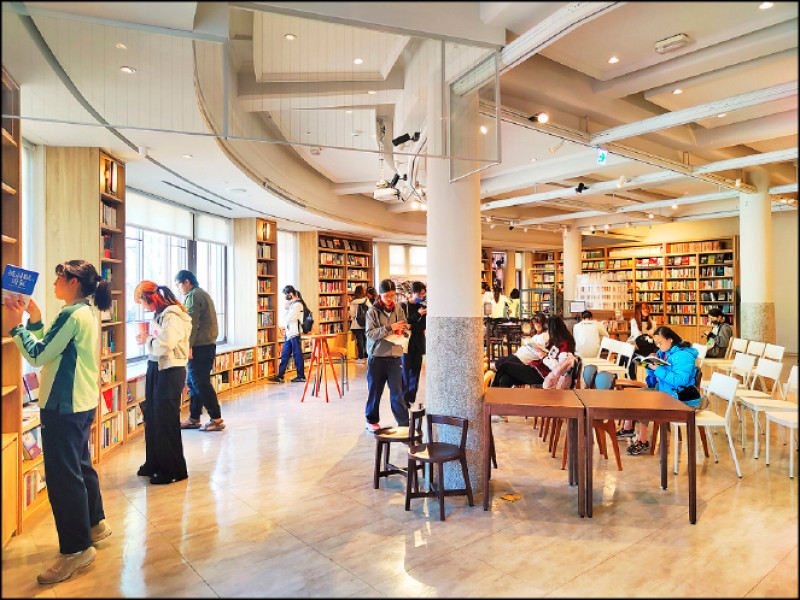 中央書局三樓。