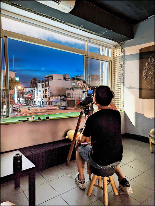 仰望書房二樓的望遠鏡，偶有眉月相伴。