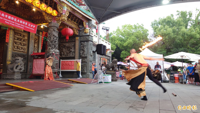 蔡宏毅表演神技「脖子扛火劍旋轉」。（記者洪瑞琴攝）
