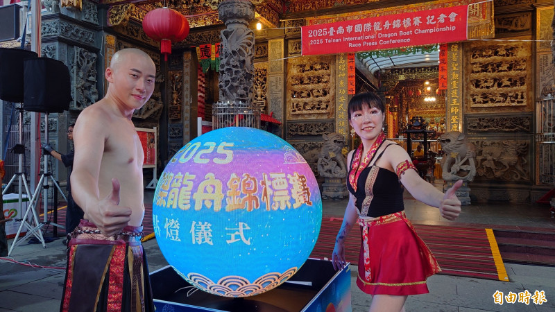 「即將成真」火舞團長蔡宏毅（左）率領團隊開創火舞藝術表演新境界。（記者洪瑞琴攝）