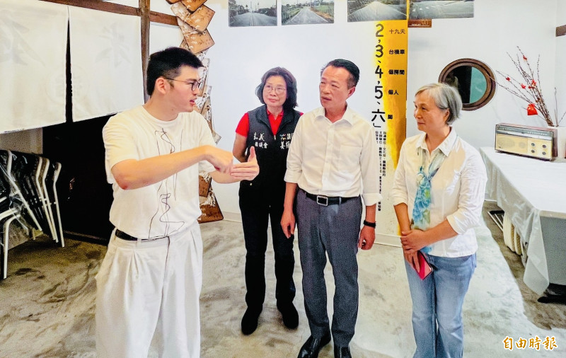嘉義縣長翁章梁（右2）了解團隊創作歷程與故事。（記者蔡宗勳攝）