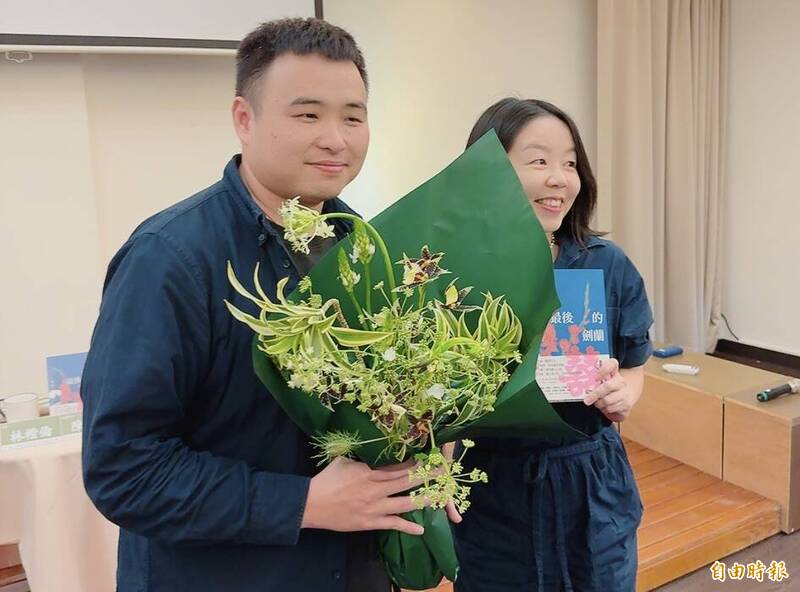 陳二源《最後的劍蘭》新書分享會後，讀者特別送上一束手作花束（李奕縈攝）