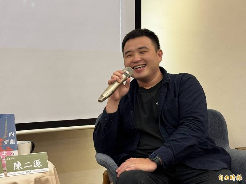 陳二源未來將嘗試全虛構短篇小說創作，他笑著說，或許會推出青春系作品吧！（李奕縈攝）