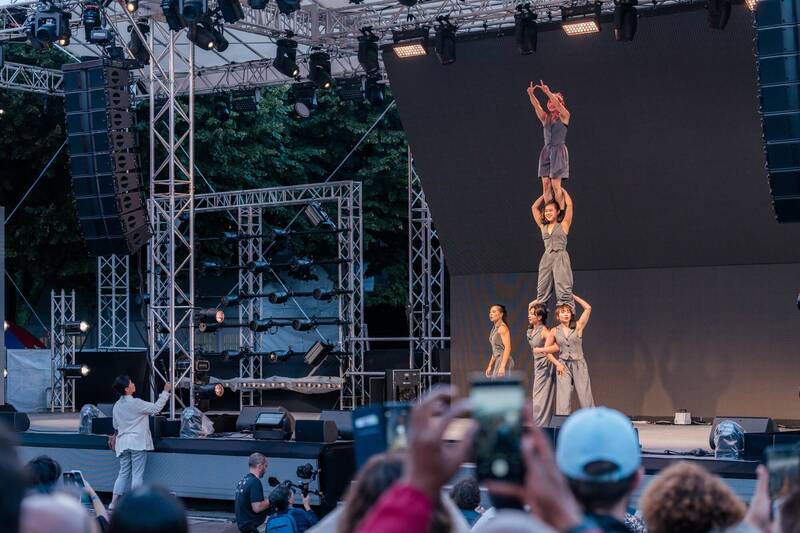 台中傑團Eye Cathching Circus創造焦點的《金剛芭比》去年登上巴黎文化奧運的台灣館舞台，這次完整版全國首演將在本月底的新竹縣。（Eye Cathching Circus創造焦點提供）