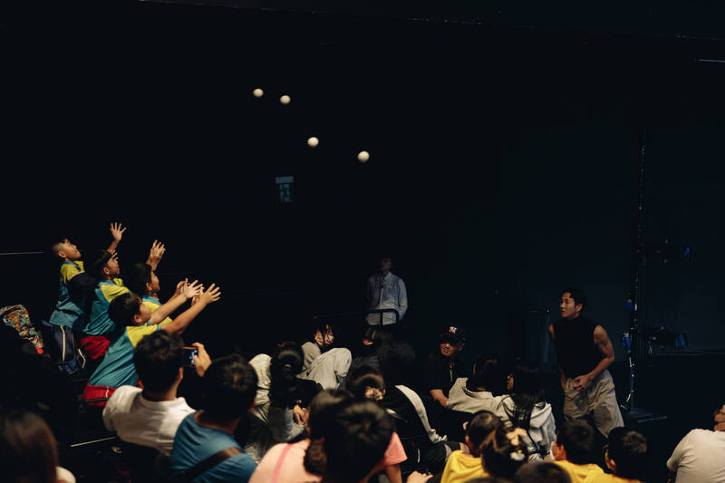 台中傑團Eye Cathching Circus創造焦點的《控制狂Control+》，結合心理學的控制狂7大特徵，搭配馬戲雜耍等呈現。（Eye Cathching Circus創造焦點提供）
