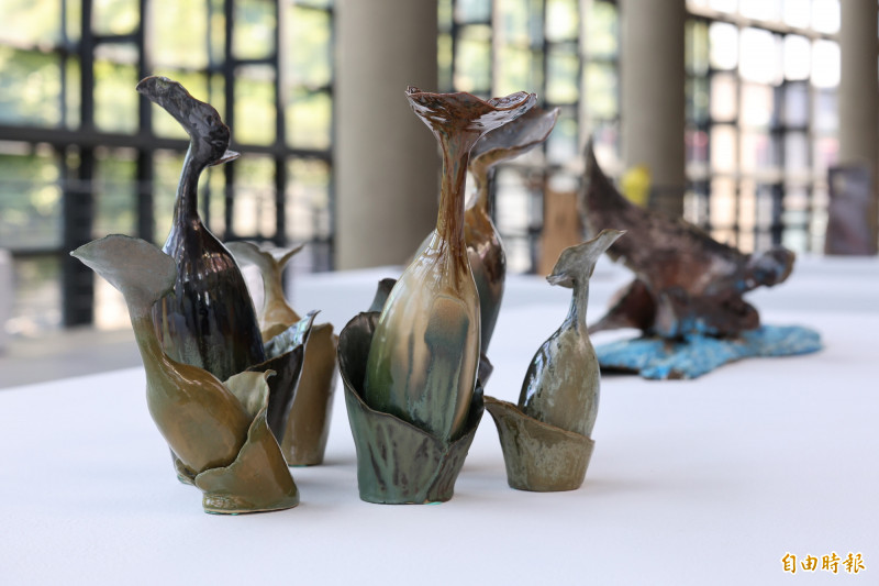 蔡堃生〈漣心〉以布袋蓮為創作發想，單葉根生葉柄外形多變，在陽光照耀下顯得格外鮮活動人。（記者陳奕劭攝）