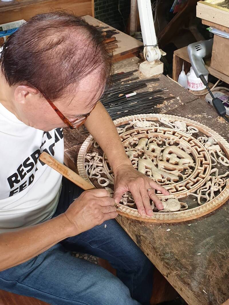 嘉義市政府於2020年公告登錄「鑿花」為嘉義市傳統工藝，並認定蔡共新為保存者。（嘉義市政府文化局提供）