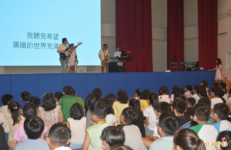 台中太平新平國小邀請「黑墨鏡樂團」到校演出，悠揚悅耳的樂聲讓小朋友佩服不已。（記者陳建志攝）
