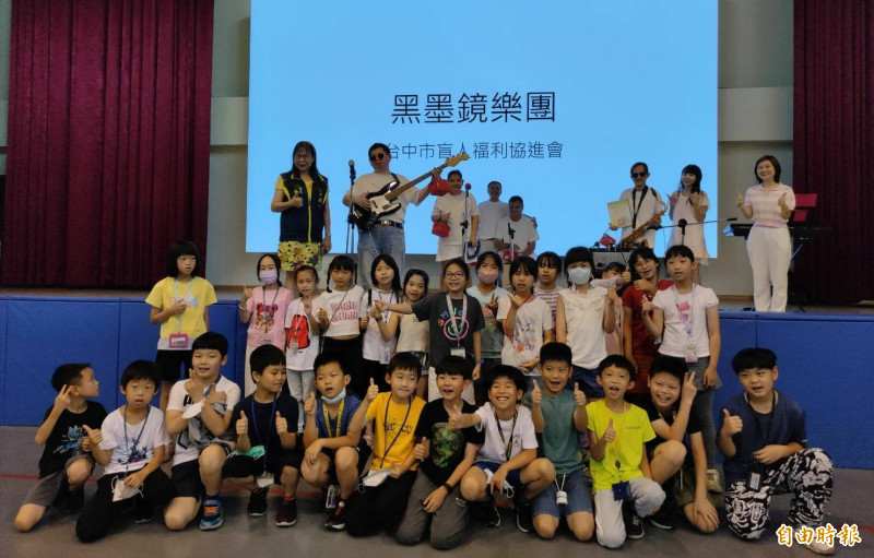 「黑墨鏡樂團」到新平國小演出，小朋友對於他們看不見，卻能演奏悅耳的歌曲讚嘆不已。（記者陳建志攝）