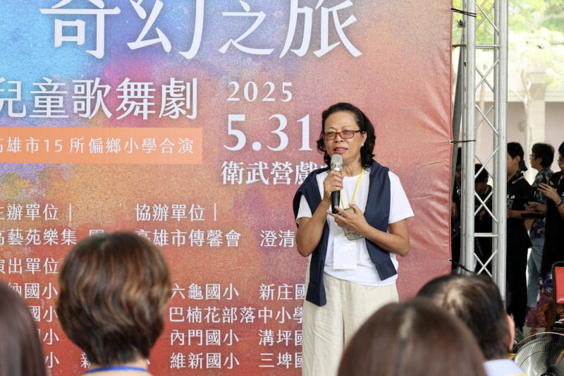 聲樂家黃久娟12年來致力促成偏鄉學生音樂夢，讓學童的音樂演習成果，也能躍上舞台被看見。（高雄市教育局提供）