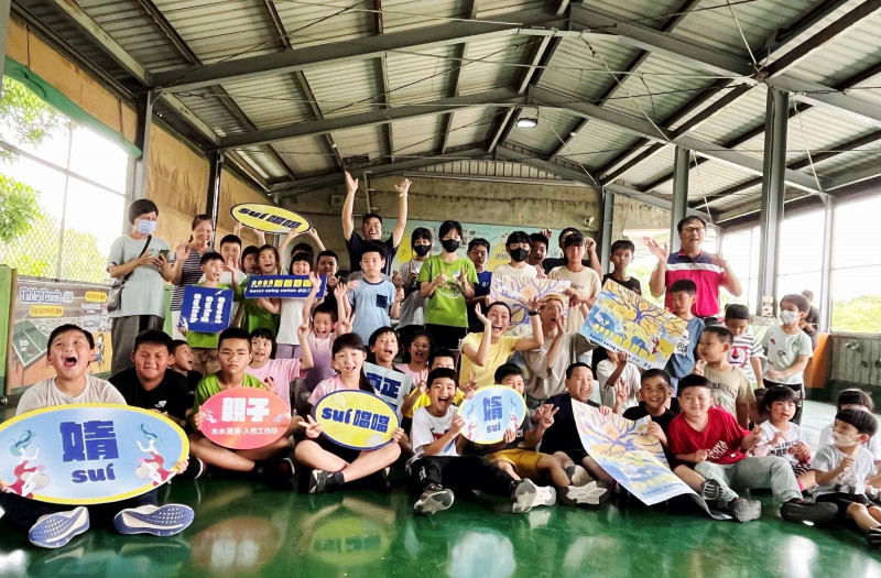 2025新營藝術季首度規畫「入校工作坊」，新營區新生、新興、新橋國小共150位學童在教室、在操場跳舞，探索身體的可能性，每個角落都有可能成為一處舞台。（南市文化局提供）