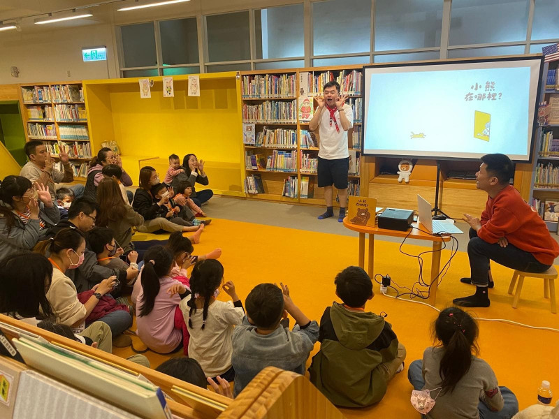 台文館5月18日親子手語說故事活動，由聾老師及手語翻譯員說台灣台語繪本《覕相揣》，帶孩子探索多元文化與台灣動物故事。（台文館提供）