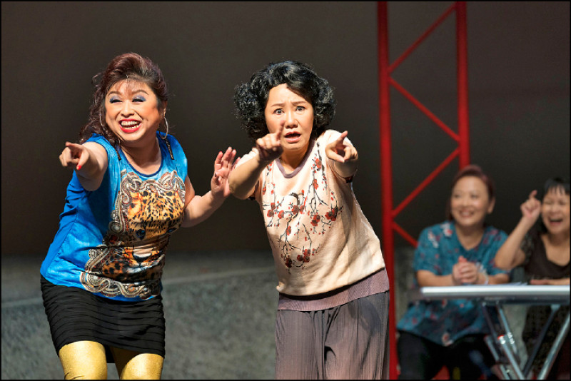 知名女高音林慈音飾演電子花車團長（左），與飾演葉明珠的呂雪鳳飆唱。（張震洲攝）