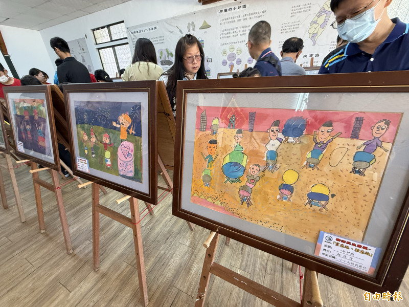 林內民生國小為29名學生舉辦人生首場畫展，學生畫出校內太鼓課程。（記者李文德攝）