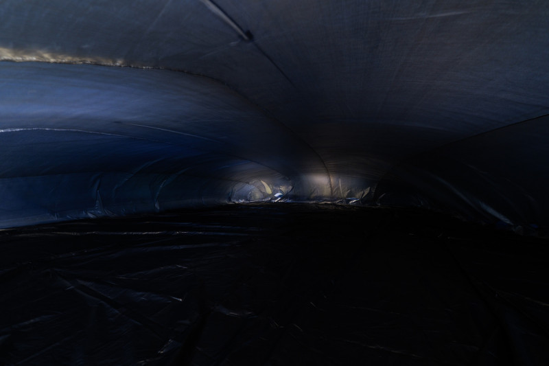 藝術家王德瑜於綠島人權藝術季展出的充氣裝置〈N22.40〉，作品靈感來自白色恐怖受難者蔡焜霖，象徵「在綠島海水中被擁抱的自由與愉悅」。（人權館提供）