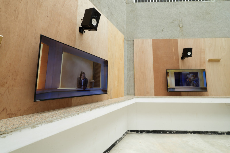 邱子晏以影像作品〈臨天光〉重構白色恐怖時期的敘事結構，觀眾如置身審判空間，逼視權力的凝視與時間的交錯。（人權館提供）