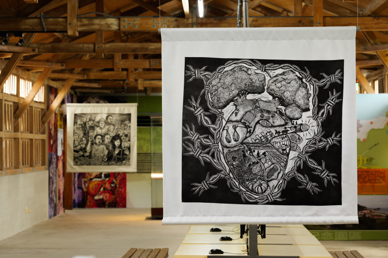 馬來西亞藝術團體「龐克搖滾社」以大型木刻版畫〈獻給自由，希望的心〉，描繪政治受難者的抵抗與夢想。（人權館提供）