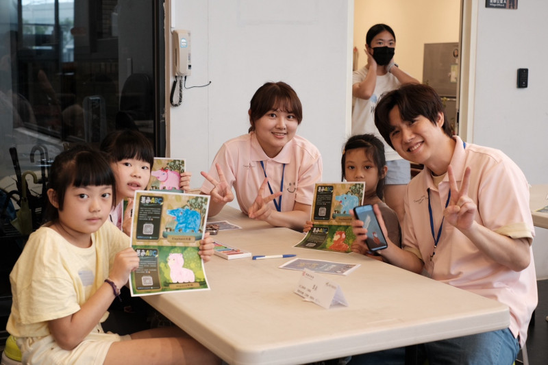 桃市青年局攜手台灣世界展望會共同舉辦「異想米羅」藝術志願服務活動。（桃市青年局提供）