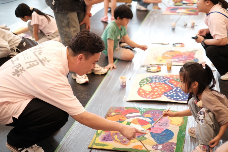桃市青年局攜手台灣世界展望會共同舉辦「異想米羅」藝術志願服務活動，藝人無尊（左）一同參與。（桃市青年局提供）