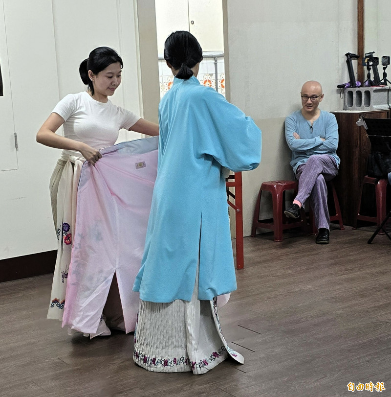 湯顯祖對麗娘晨起梳妝過程描繪細膩，溫宇航在排練過程中，也隨原典細節，讓春香為麗娘梳妝完畢後，套上外罩花帔（此為排練服），再出閣。可說完整重現原文中生活節奏的韻致。（記者凌美雪攝）