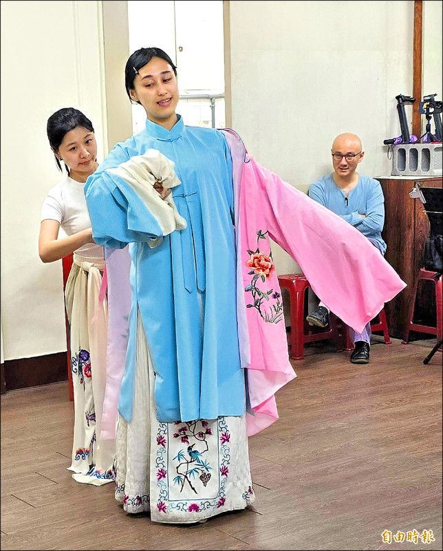 湯顯祖對麗娘晨起梳妝過程描繪細膩，溫宇航在排練過程中，也隨原典細節，讓春香為麗娘梳妝完畢後，套上外罩花帔，再出閣。可說完整重現原文中生活節奏的韻致。（記者凌美雪攝）