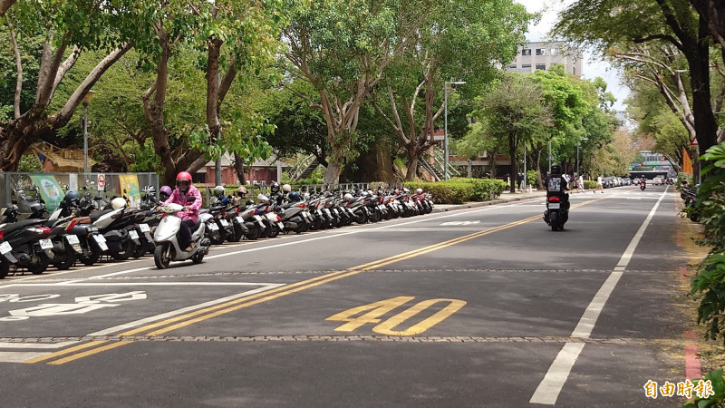 南市東區勝利路上「石線」，即是300年前小東門城垣遺跡相關位置。（記者洪瑞琴攝）