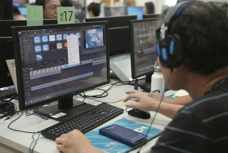 南市社區影像紀錄人才培訓班課堂學員操作電腦情形。（台灣南方影像學會提供）