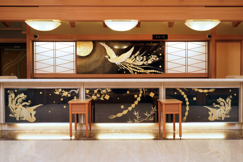 日勝加賀屋館內有眾多來自日本石川縣的傳統工藝作品，圖為金箔工藝品〈鳳凰之舞〉。（日勝生加賀屋提供）