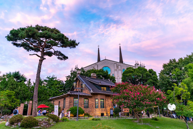 活動現場也有韓國旅遊景點介紹，圖為大邱東山青蘿坡。（韓國觀光公社提供）