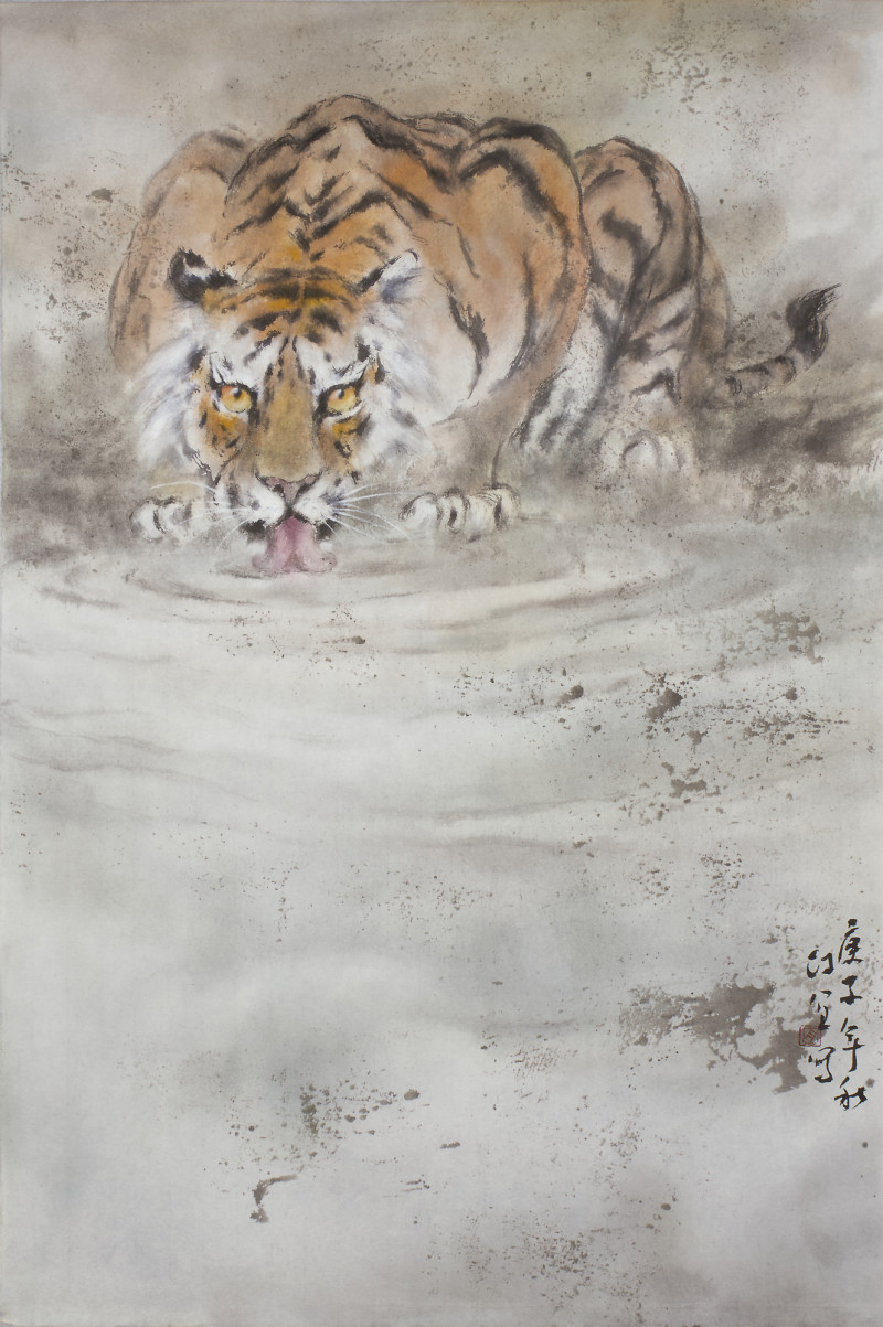 虎伏飲水，筆觸勁健中蘊含內斂氣韻，展現畫家對猛獸神態與肌理的細膩掌握。（台中市屯區藝文中心提供）