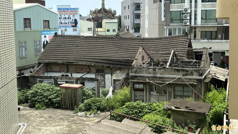 「原佳里郵便局」去年7月還可看到前棟屋頂尚未崩塌。（記者楊金城攝）