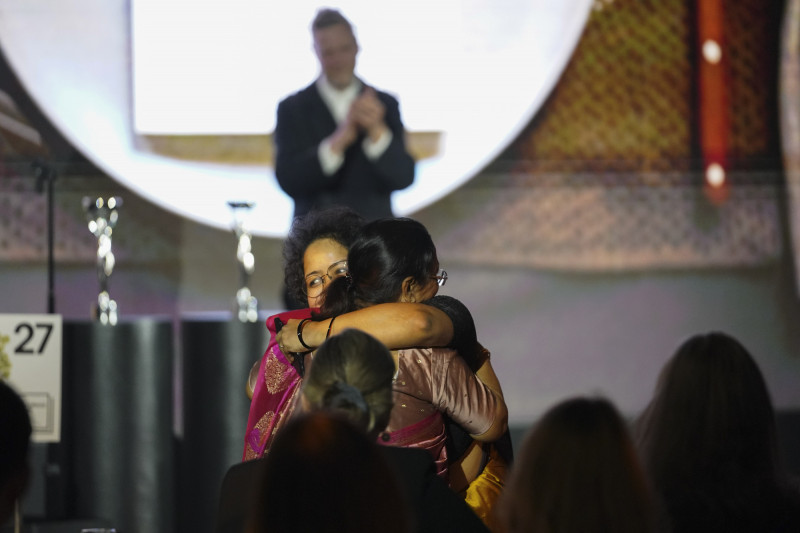 作家穆斯塔克（Banu Mushtaq）與譯者巴斯提（Deepa Bhasthi）得知獲獎的反應。（歐新社提供）