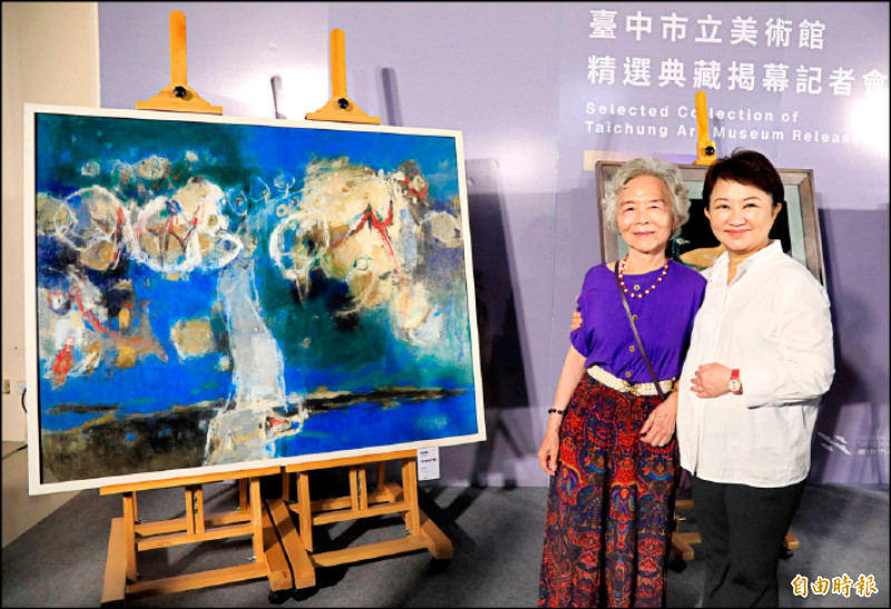 已故藝術家陳銀輝的夫人楊淑貞（左）代表出席介紹〈夾道梅花開〉作品。（記者陳建志攝）