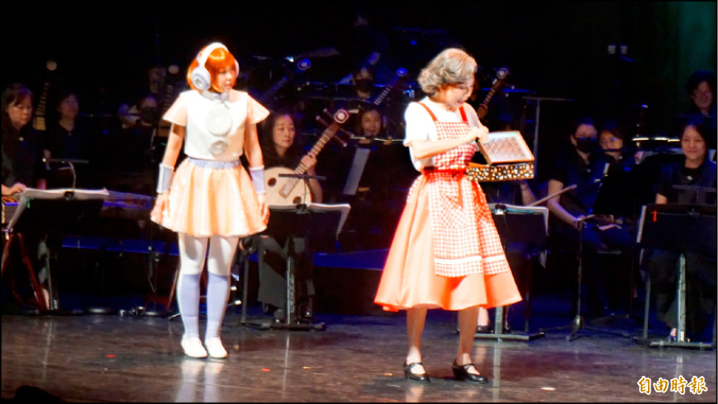 台灣國樂團親子音樂會邀請馮先芝（左）與郎祖筠（右）共同演出，並與親子觀眾互動。（記者董柏廷攝）