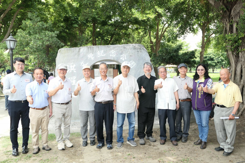 黎錦源（左5）號召文學家吳晟（右3）、康原（右5）等人共同捐資設置成立「主題及文學廊道」。（彰化縣文化局提供）