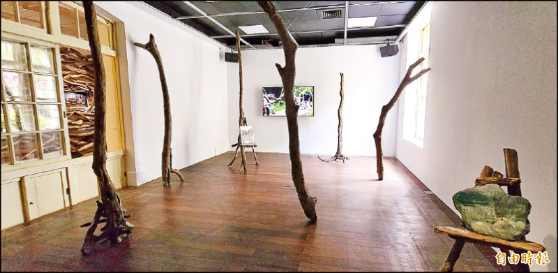 「王煜松＋地震寫生團」作品《沒有葉子的森林》。（記者凌美雪攝）
