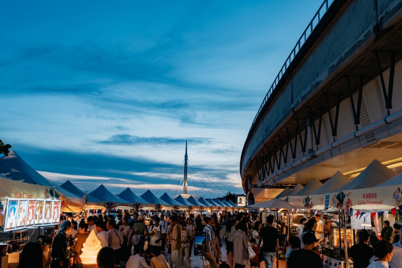 2025法國生活節23日盛大回歸，駁二湧萬人參與。（高市府提供）