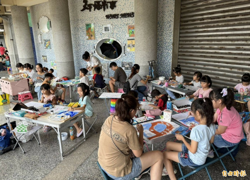 鰲港杯農村青少年書法寫生比賽吸引家長跟孩童參賽。（記者張軒哲攝）