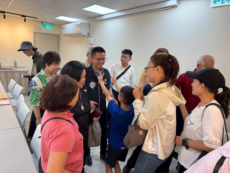 擁有嶄新的圖書館空間，小朋友開心對高樹鄉長梁正翰比出勝利手勢。（圖由高樹鄉公所提供）