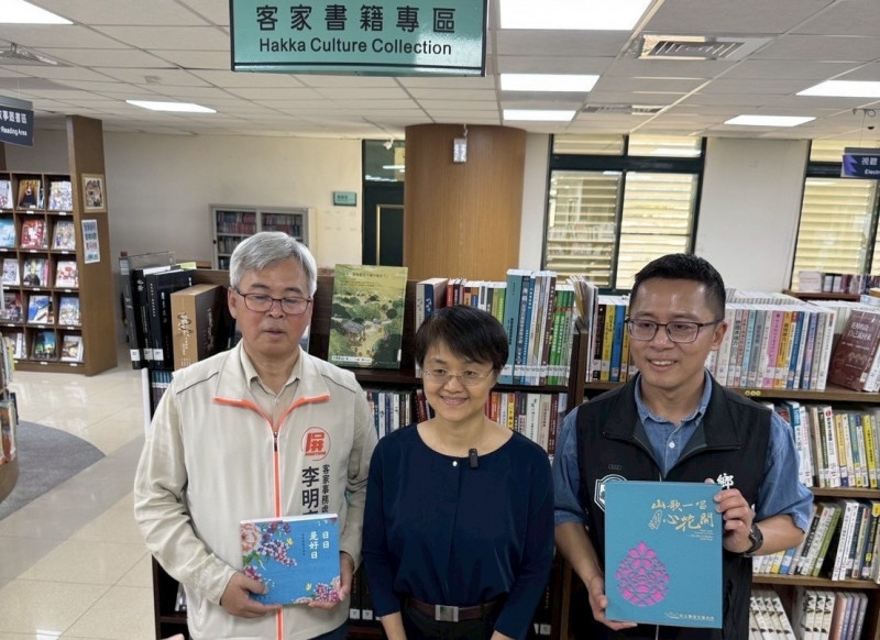 全新改造的屏東縣高樹鄉立圖書館設有客家書籍專區，客委會主委古秀妃（中）特別參觀館內設施，左為屏東縣府客家事務處長李明宗、右為高樹鄉長梁正翰。（圖由高樹鄉公所提供）